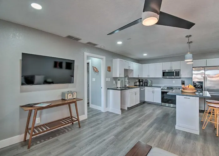 Pool! Couples Haven 1 Mi To Dtwn Holiday home